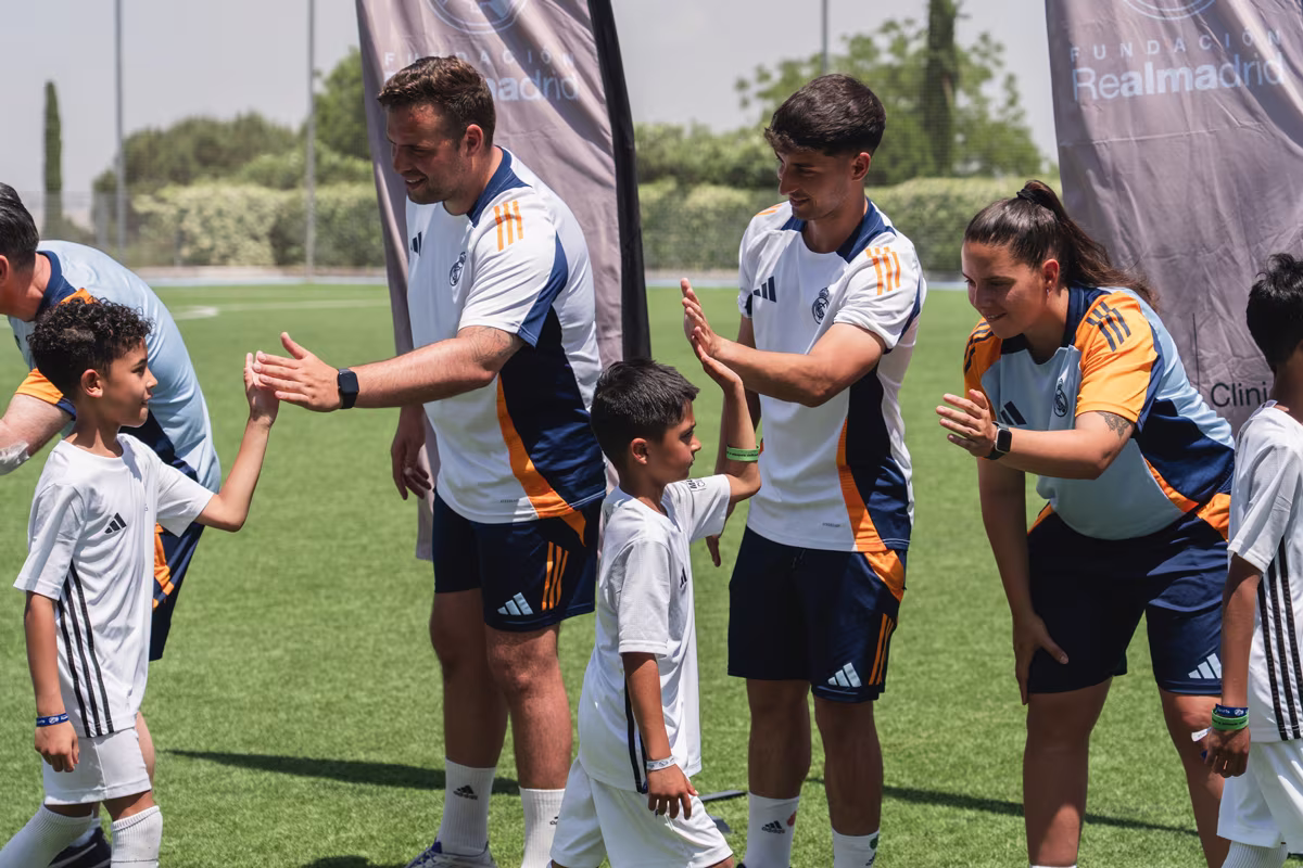 Joueurs qui profitent d’une expérience de programme de la Fundación Real Madrid à Madrid